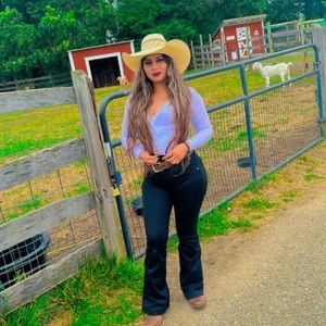 Meet your Posher, Aracely